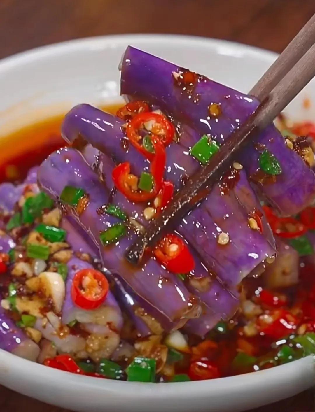 分享《清蒸茄子》做法：
清蒸茄子是一道非常简单、健康又美味的菜品，不仅味道好，而