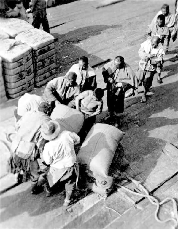 1943年，江苏小铜匠被日军抓去搬弹药，途中，他灵光一闪，竟巧施一计，将这些弹药