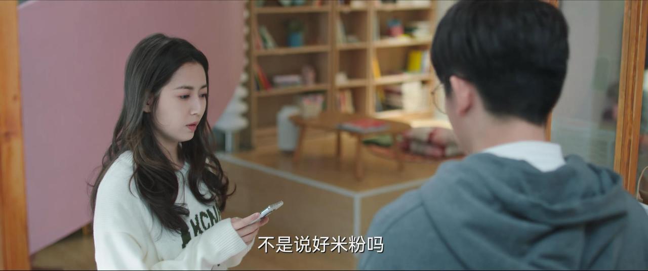 男人做好了饭，女人一看，有点不满意：不是说好米粉的吗？男人惊讶：这不吗？女人皱着