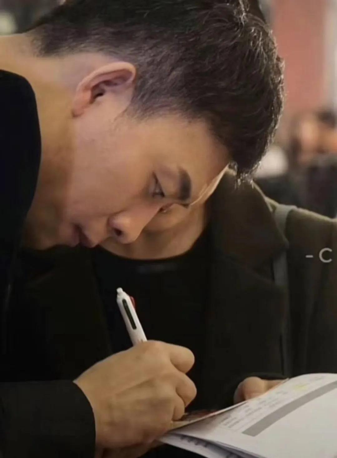 话说，张译不是靠作品说话的演员么，怎么评论区成了这样，疯狂的粉丝在评论区乱叫人，