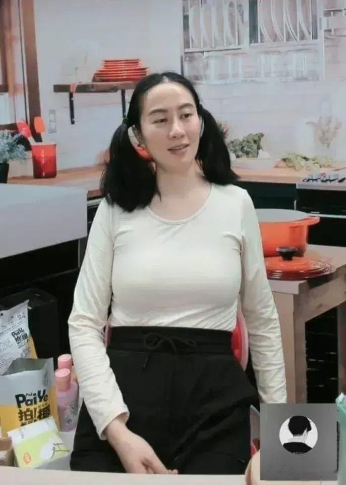 其实许璇直播带货真的没有必要这样，正常打扮正常带货就行，真的没有必要把自己打扮成