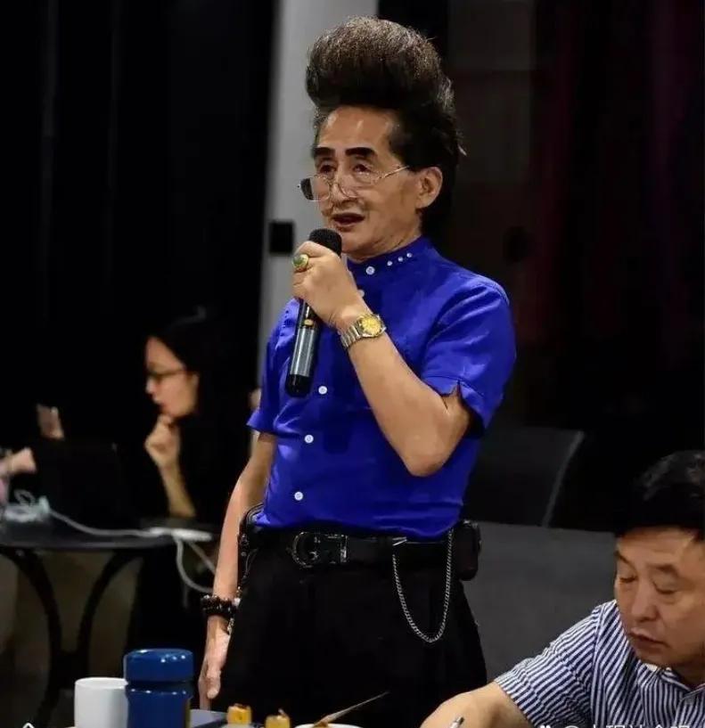 据说这个发型奇特的人是马云的表哥陈鸿达，毕竟是表亲，仔细看，俩人还真的有点神似。