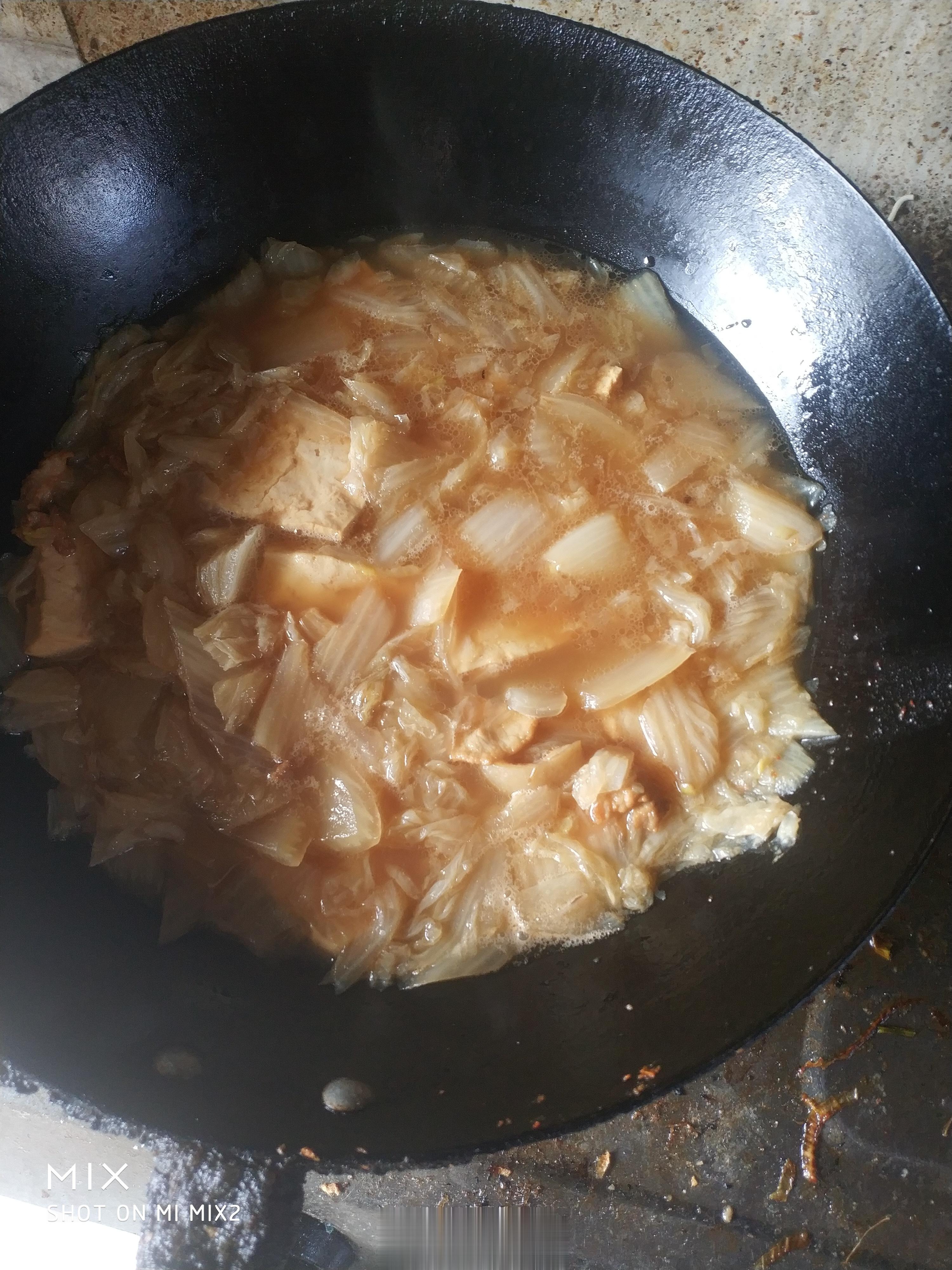 白菜熬豆腐是农家菜，是我爱吃的菜之一。今天中午就有这个菜。 ​​​