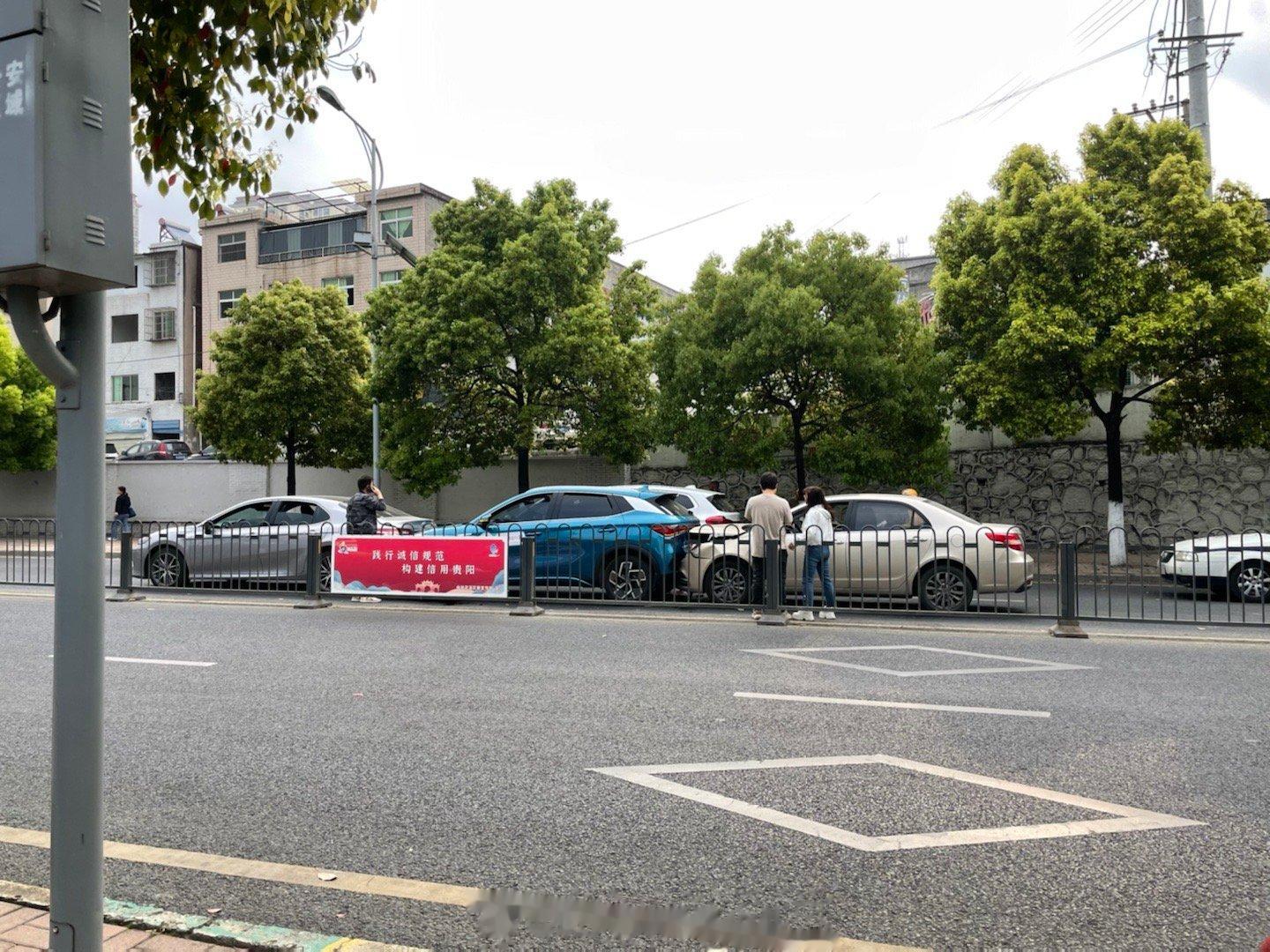 这个早晨就……很绝。我一公里内围观了三场车祸，把今年份的事故都围观完了[汗] ​