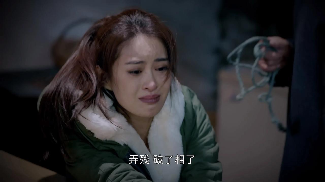 一脸猥琐的人贩子欲对拐来的年轻女孩行不轨之事，女孩用捡来的玻璃片挥舞两下，夺门而