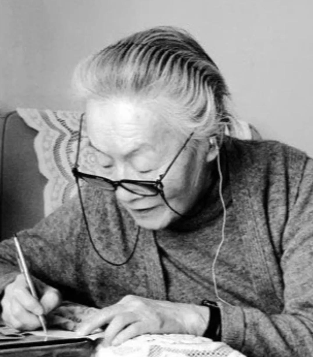 杨绛先生说：“人虽然渺小，人生虽然短促，但是人能学，人能修身，人能自我完善，人的