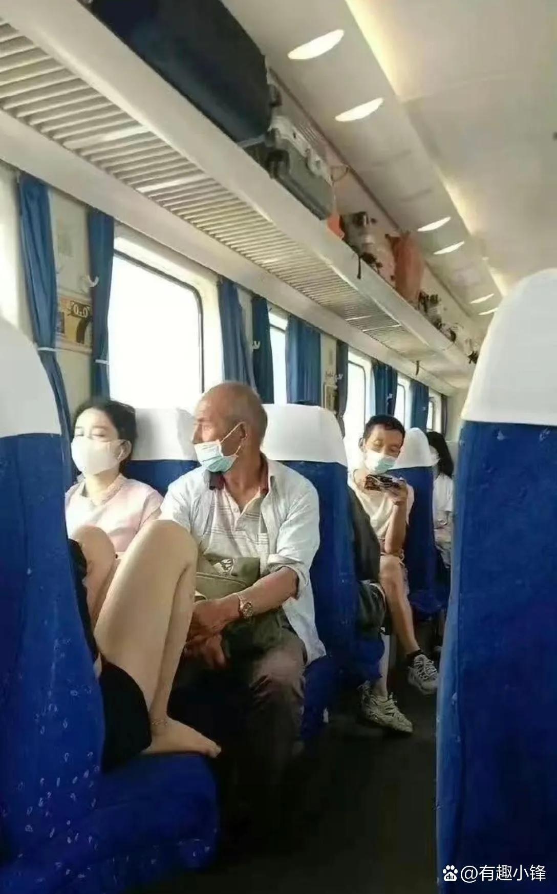 座位设置不合理，不应该搞这种对坐，人看人，多尴尬。