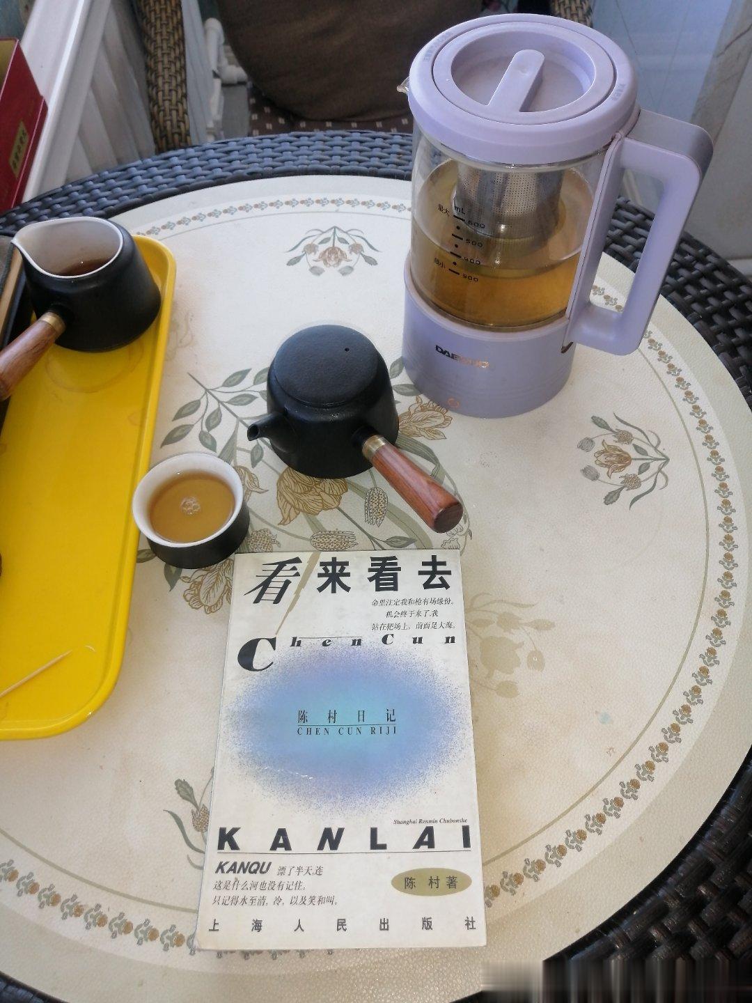 陈村的《看来看去》，这些天看来看去终于看完了，昨晚翻完了最后几页。​​不看了，好