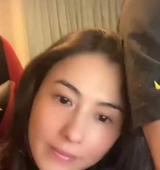 张柏芝最近在网上发布了两个视频，称自己在深夜被儿子叫醒，要她辅导中文课业。照片中