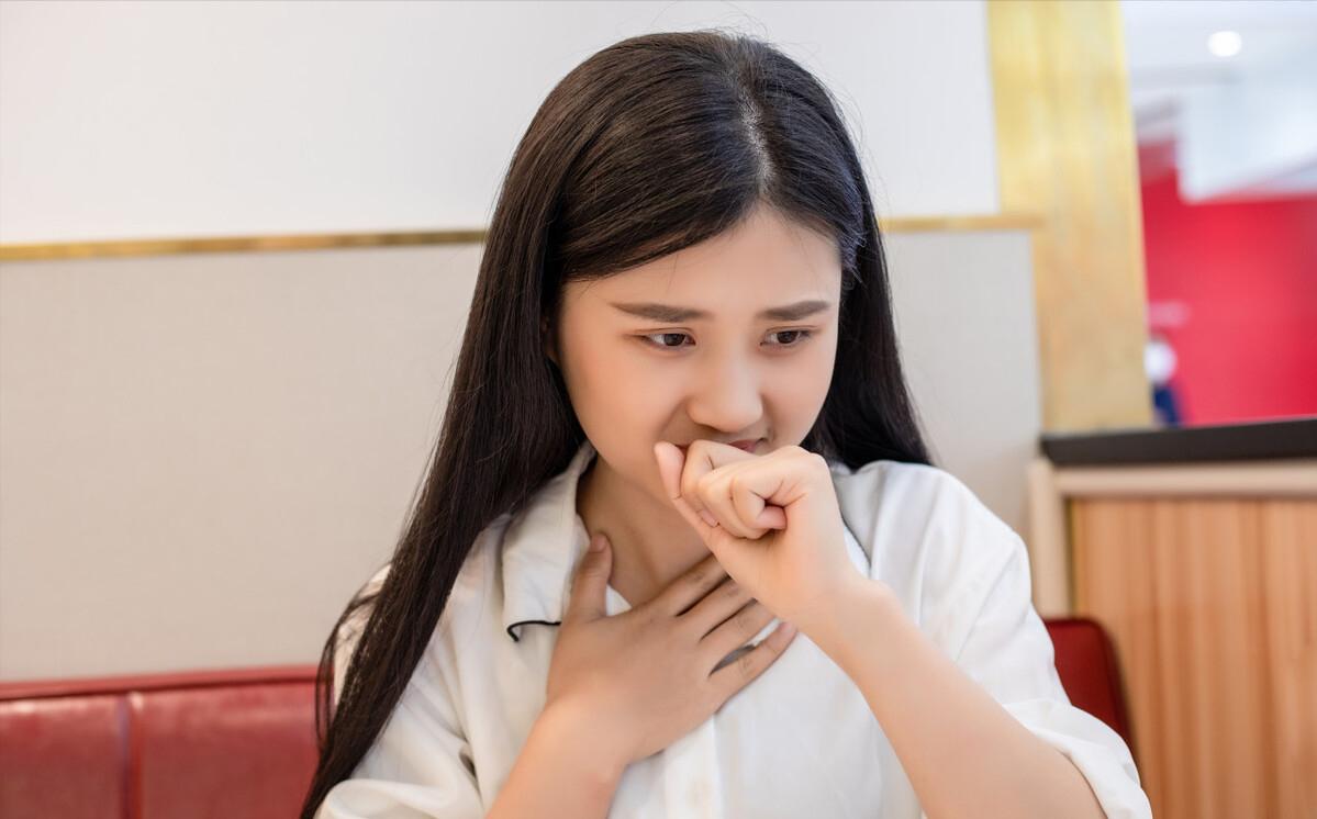 咽痒、咳嗽——摆脱不了的新冠后遗症，到底该怎么治疗？
最近门诊上新冠后遗症患者还