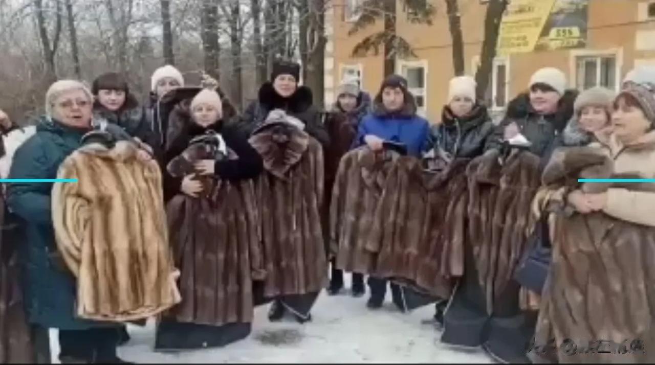 乌克兰寡妇收到皮衣抵”抚恤金”

十几名乌克兰寡妇，她们的丈夫阵亡，乌克兰政府每