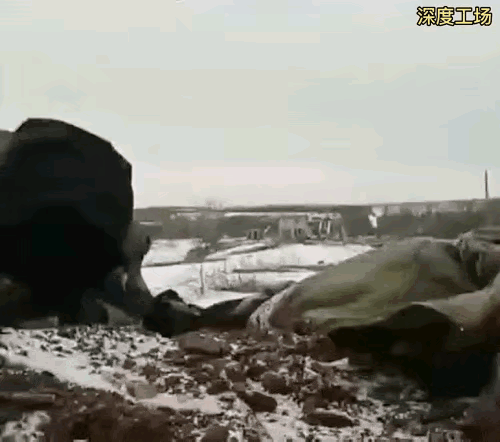 阵‮在亡‬乌‮战军‬壕前‮俄的‬军士兵，距‮最离‬后目‮只标‬有几‬米远，被打‮