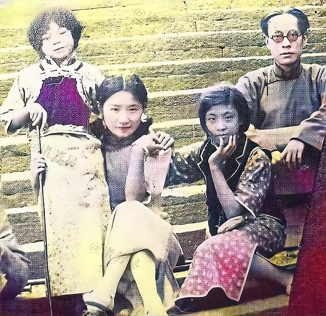 1929年春，西湖博览会，25岁的陆小曼携干女儿何灵琰，以及翁瑞午和翁的女儿翁香