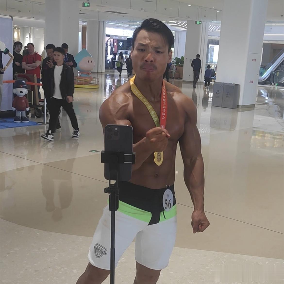 网红“嘴哥”真的是男人的天花板，女人爱美的动力。
这不，“嘴巴”李文龙再次用实力