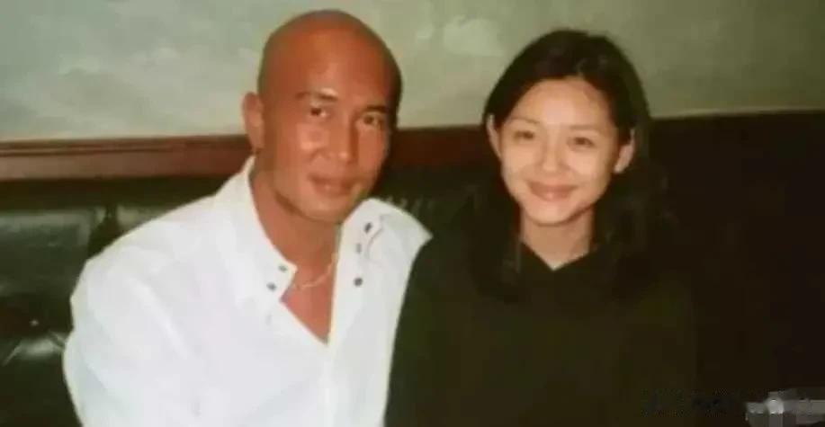 台‮再媒‬曝‮俊具‬晔‬丑闻，大家‮疑质‬大S婚姻‮否是‬出现了‬问题。

最近
