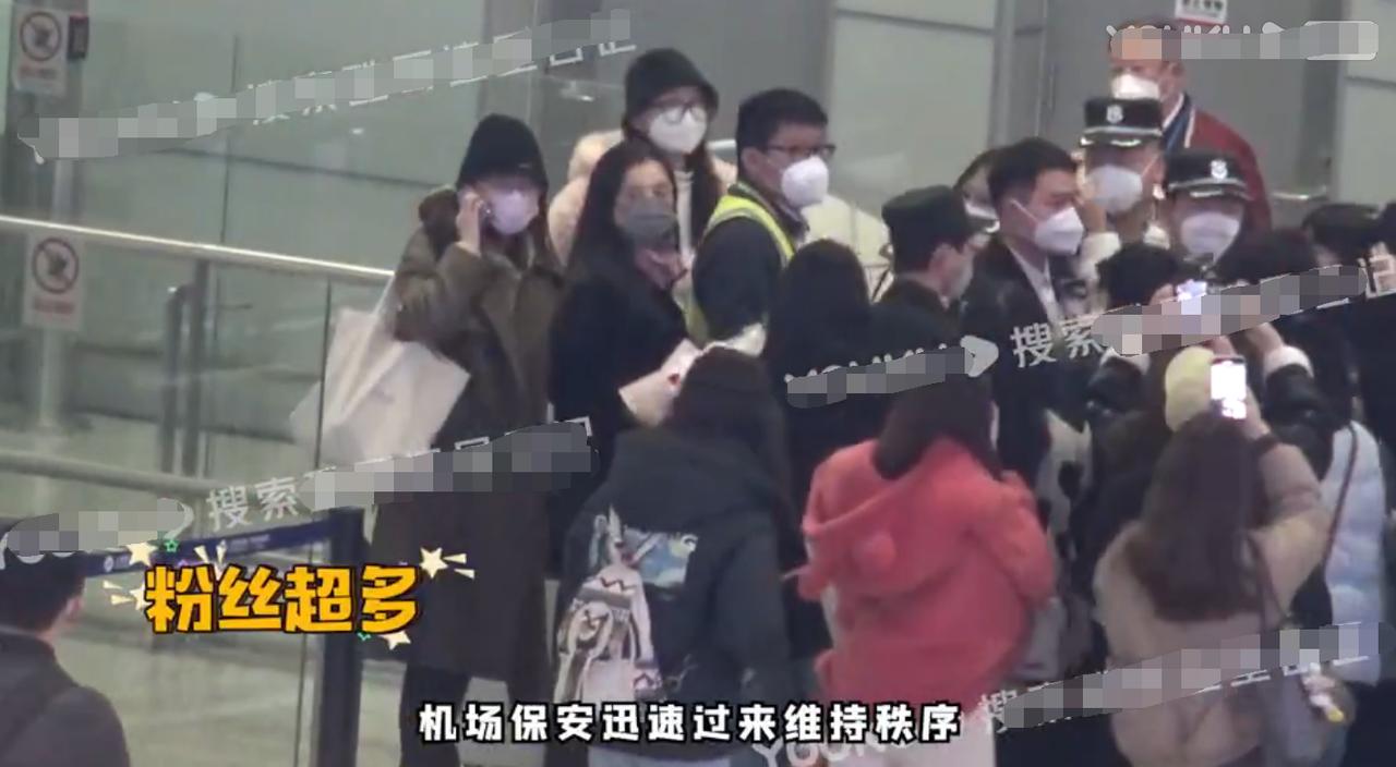  近日，张婧仪和助理现身机场，引大量粉丝围拍，担心引起骚乱，张婧仪全程没有互动，
