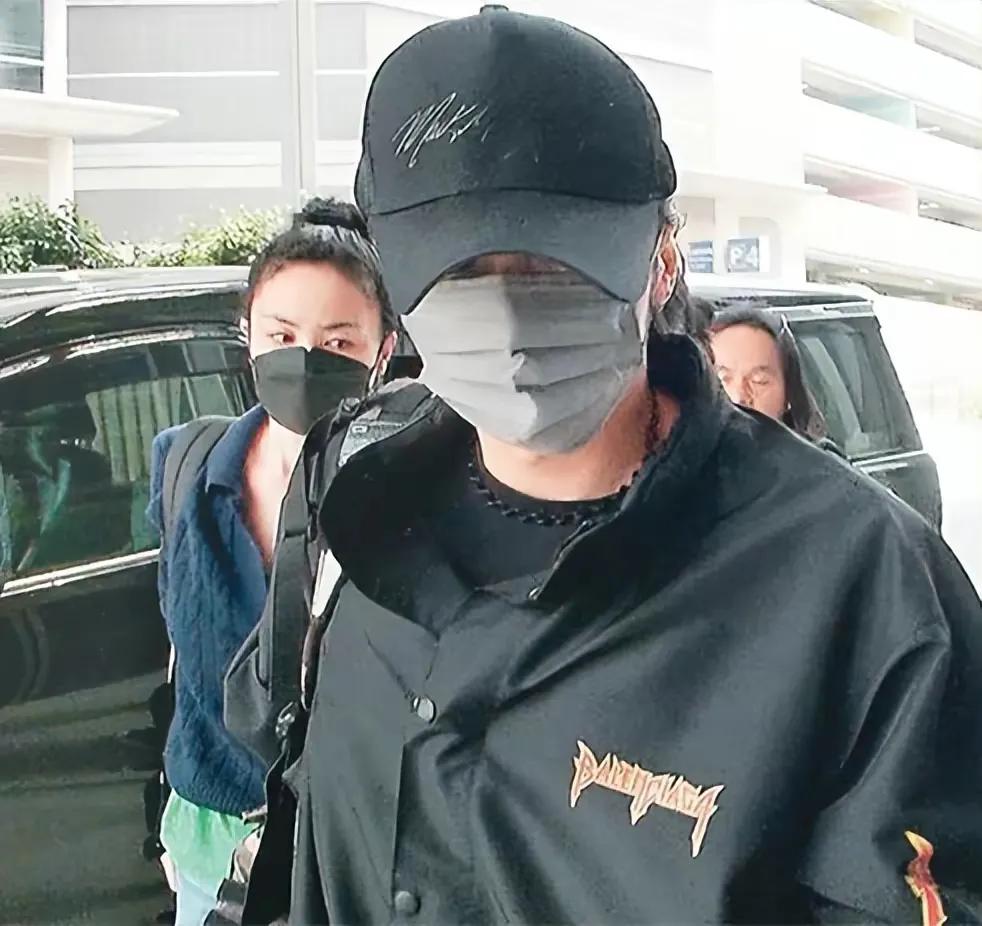 谢霆锋与女友王菲最近频繁出现，这也证明了，这俩人才是真爱，走路手拉手，看上去特别