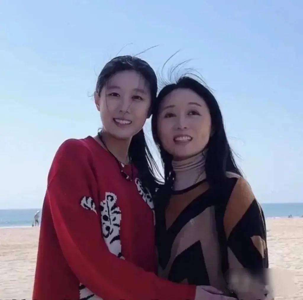 黄梅戏表演艺术家吴琼和她女儿的合影，虽然是养女，但是母女俩长得还挺像的。
已经6