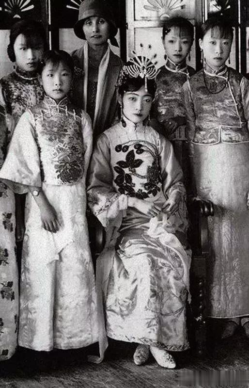 1935年，婉容生下一个女婴，但就是不说这个孩子的父亲是谁。溥仪大怒，命人把生下