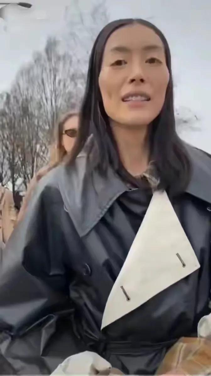 刘雯压轴登上国际舞台，妆容怪异引起争议！

刘雯的妆容故意化成高颧骨眯眯眼，气色