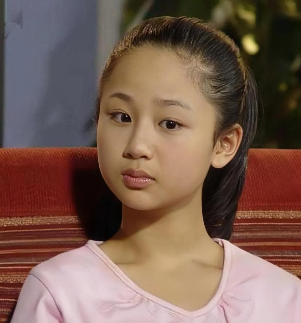 小时候的杨紫和现在的杨紫，张开了之后，真是实现了颜值大逆袭。
小时候的样子肉里脸