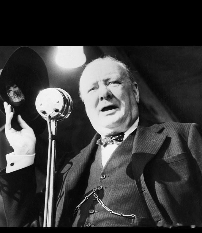 1946年3月5日，英国首相丘吉尔在美国富尔顿发表著名的“铁幕演说”，标志着冷战