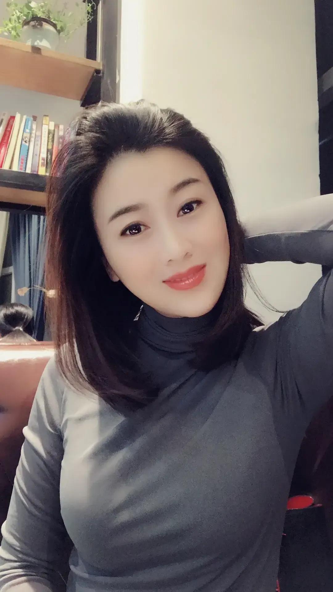 吃饭是男的花钱，看电影还是男的花钱，唱歌也是男的花钱，还时不时的买点水果饮料解解