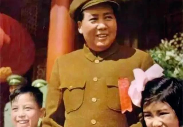 毛泽东要去参加开国大典了。这时，小李讷发现了一个大问题，“爸爸，穿错了，穿错了！
