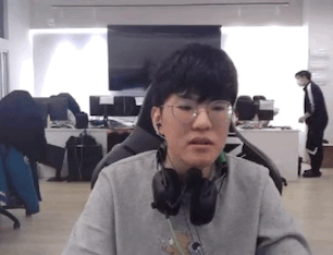 阿乐已经到了EDG基地，圣枪哥也在！

有网友晒出了一张动图，上面显示Jieji