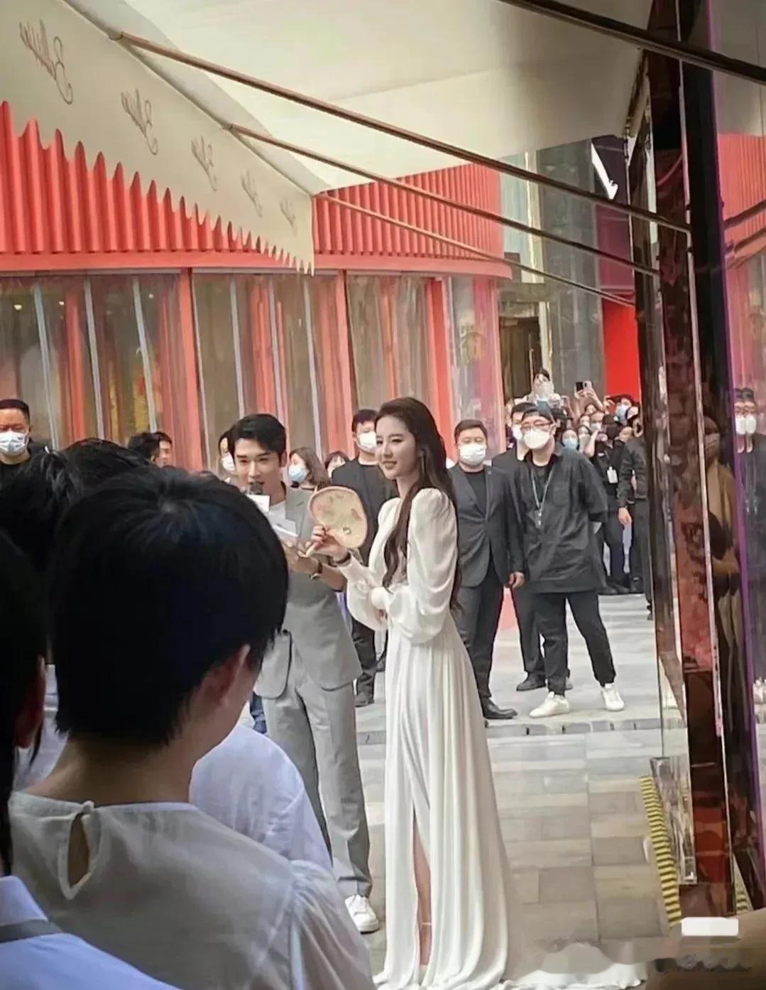 刘亦菲的线下生图照，完全对得起神仙姐姐这个称呼，精修图和原图基本一样！
