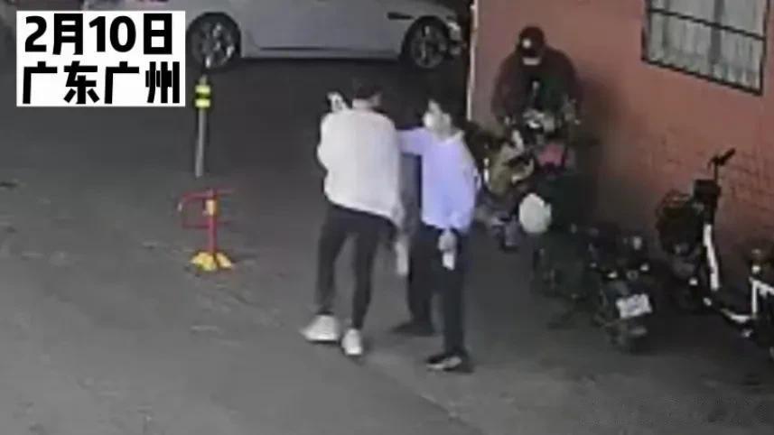 转身、上步、抬右手，一系列行云流水的操作后，袭胸者潇洒逃走。
广东广州，某小区拐