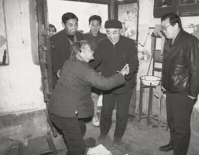1996年11月18日，时任河南省委书记李长春在新乡卫辉市看望困难群众，右二为卫