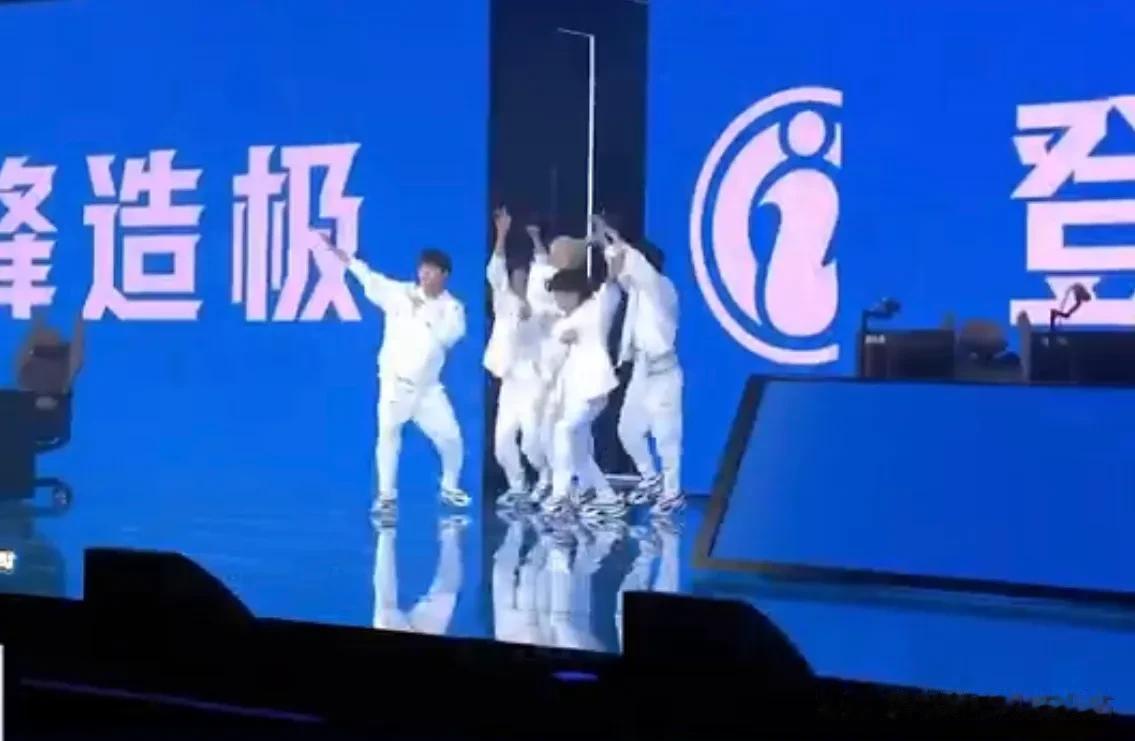 水晶哥：谁能想到IG这个配置阵容能3-0开局？谁都想不到。

IG这个队伍太爽了