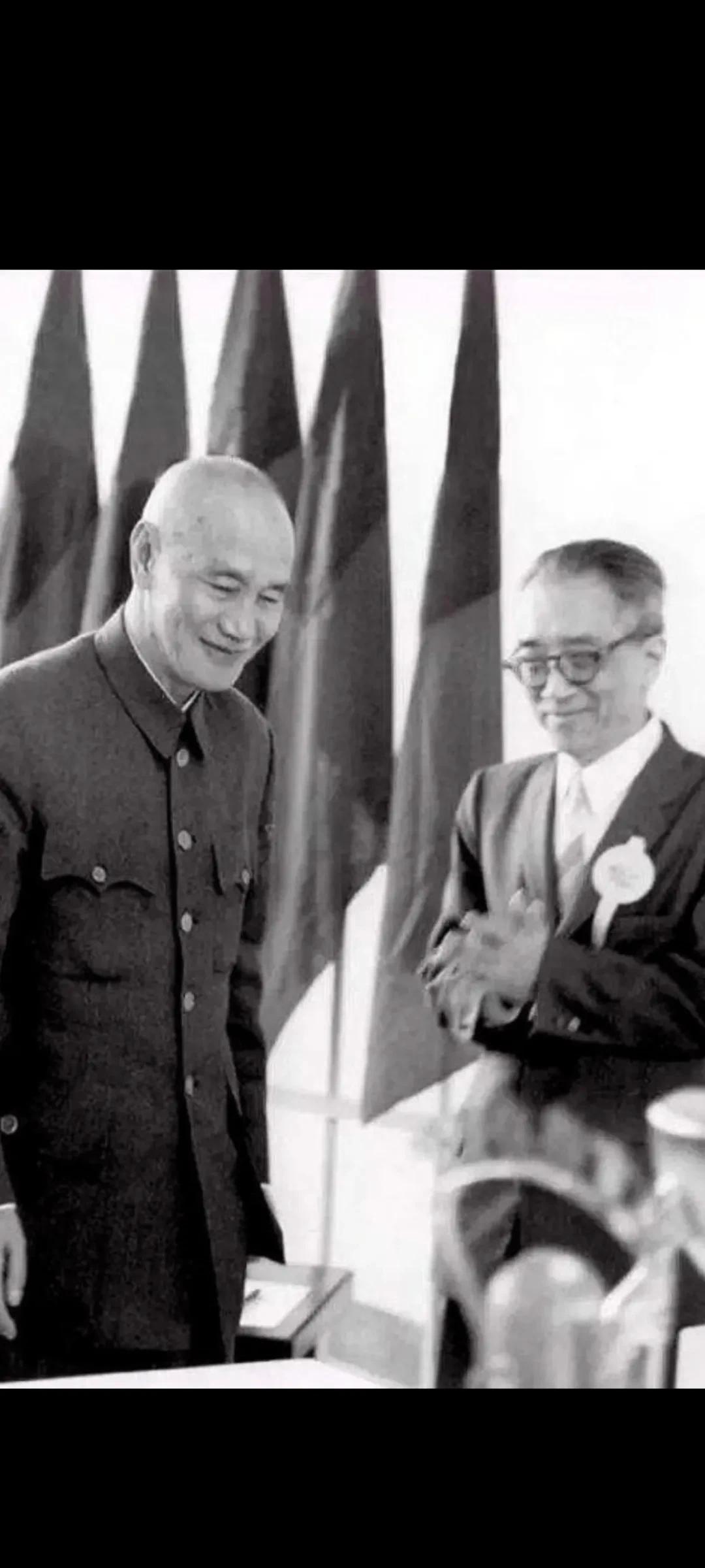 1948年伟人为了留住胡适，承诺可以让他做北京图书馆馆长，被胡适婉言拒绝，之后劝