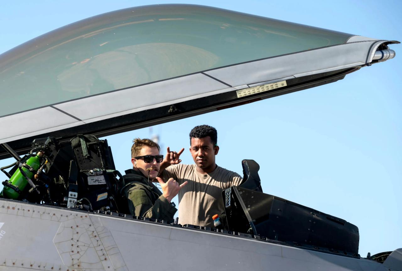 美国两架F22战机到菲律宾举行联合演习，从美国飞行员戴着耳机喝着可乐的轻松样子，