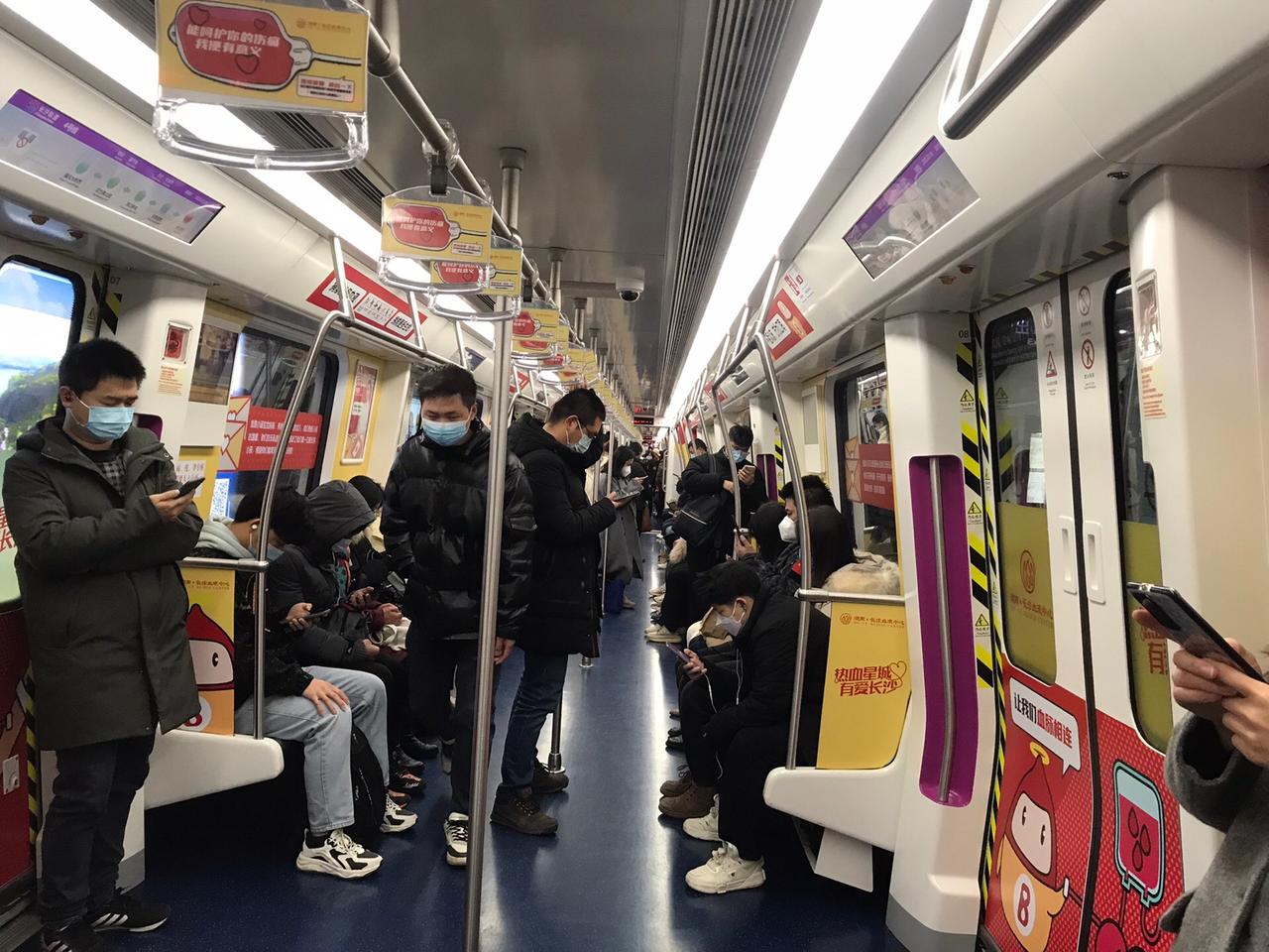 地铁四号线好挤。现在长沙地铁四号线也这么内卷了么？起点站没座位，第三个站我就被挤