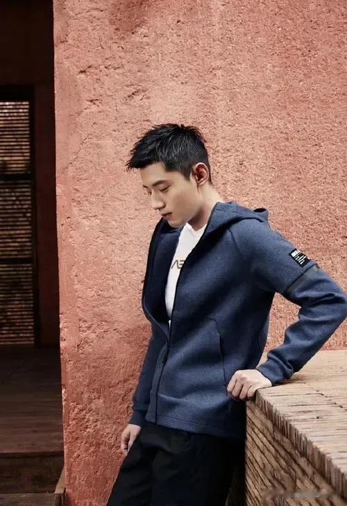 张继科偶像被锤了！李维傲icon曝光欠条，发长文讲述张继科事件全过程。

从这篇