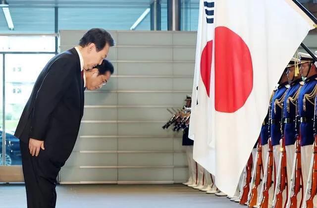 在下令用韩国企业的钱来赔偿韩国人后，韩国民众非常愤怒！可是，尹锡悦却辩解道：“日