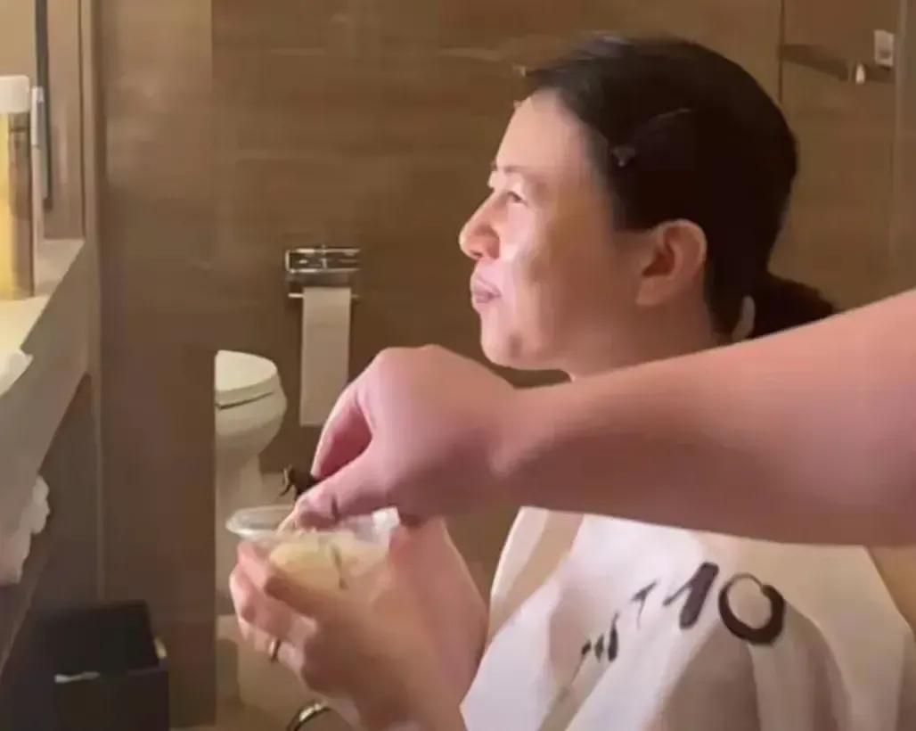 原来女神不化妆，颜值和普通人一样，很多人都认不出素颜的高圆圆。

图一是是高圆圆