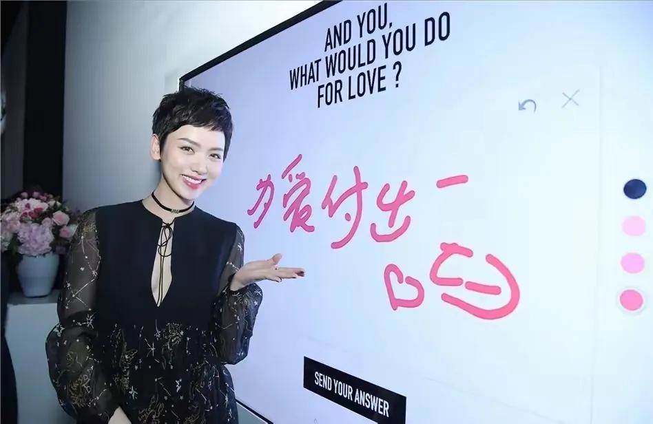 刘恺威现任女友马晓峰真的是太美了，把短发造型展示的淋漓尽致，穿黑色配透视裙优雅迷