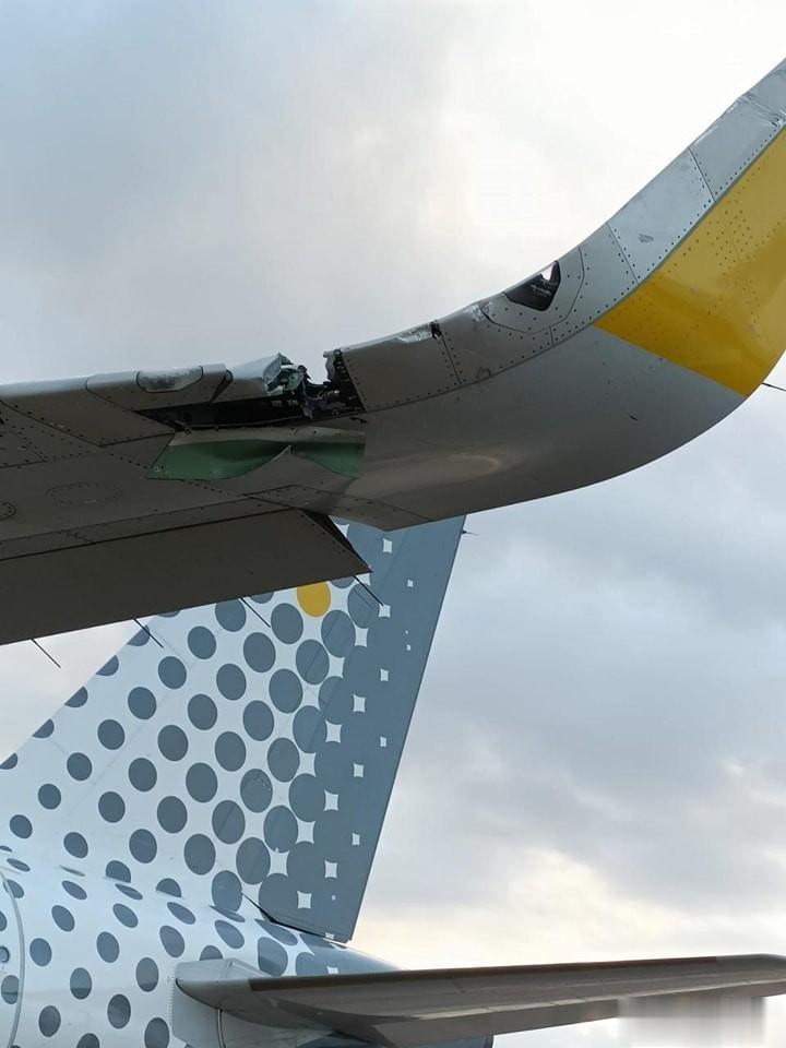 组图：伏林航空一架空客A320与机场廊桥发生撞击