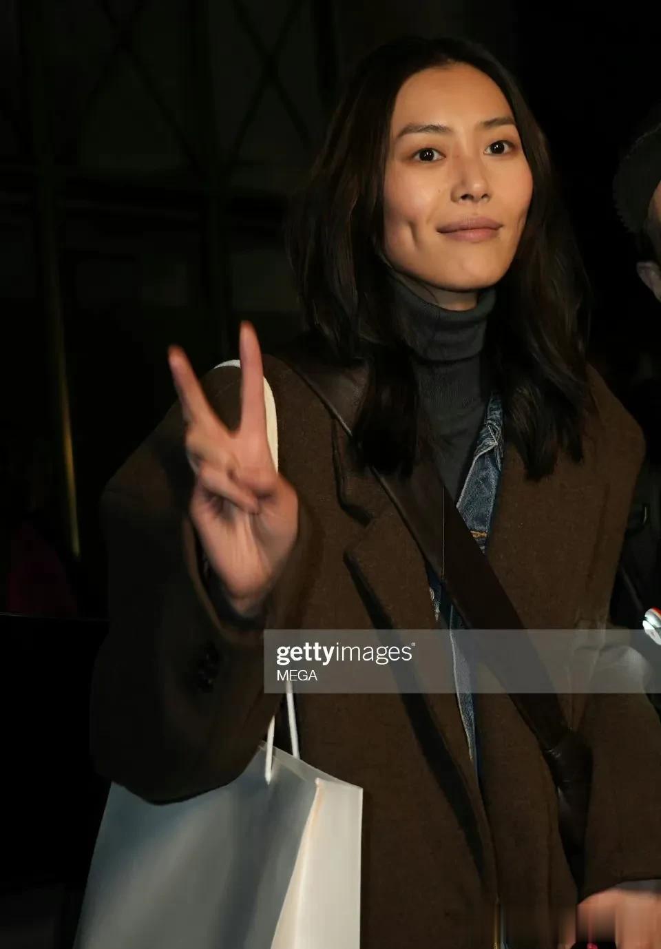 大表姐刘雯巴黎后台外媒生图释出，不过还是外媒生图比较真实，一脸健康色，笑的时候就