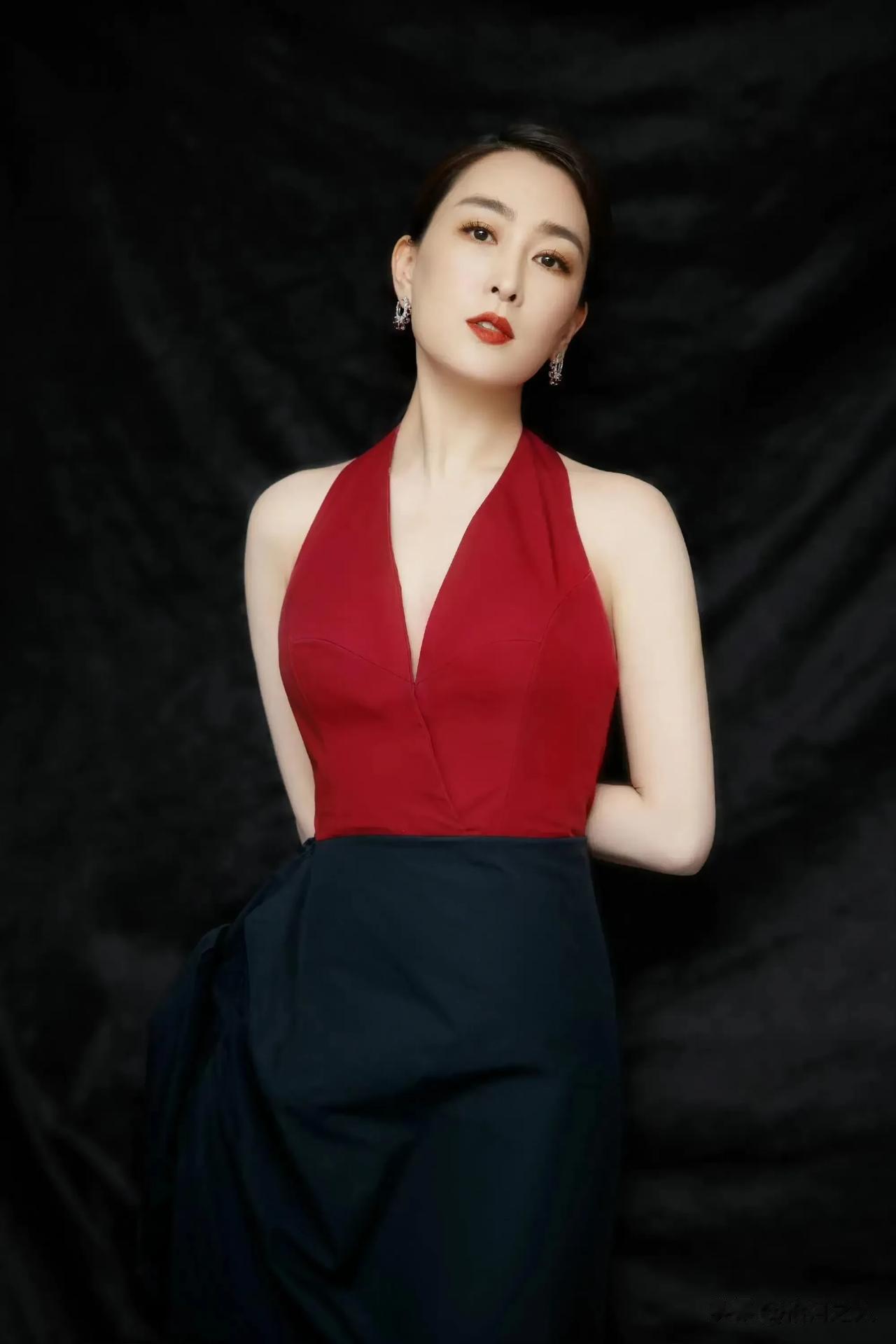 她的这身装扮是不是看起来很美？