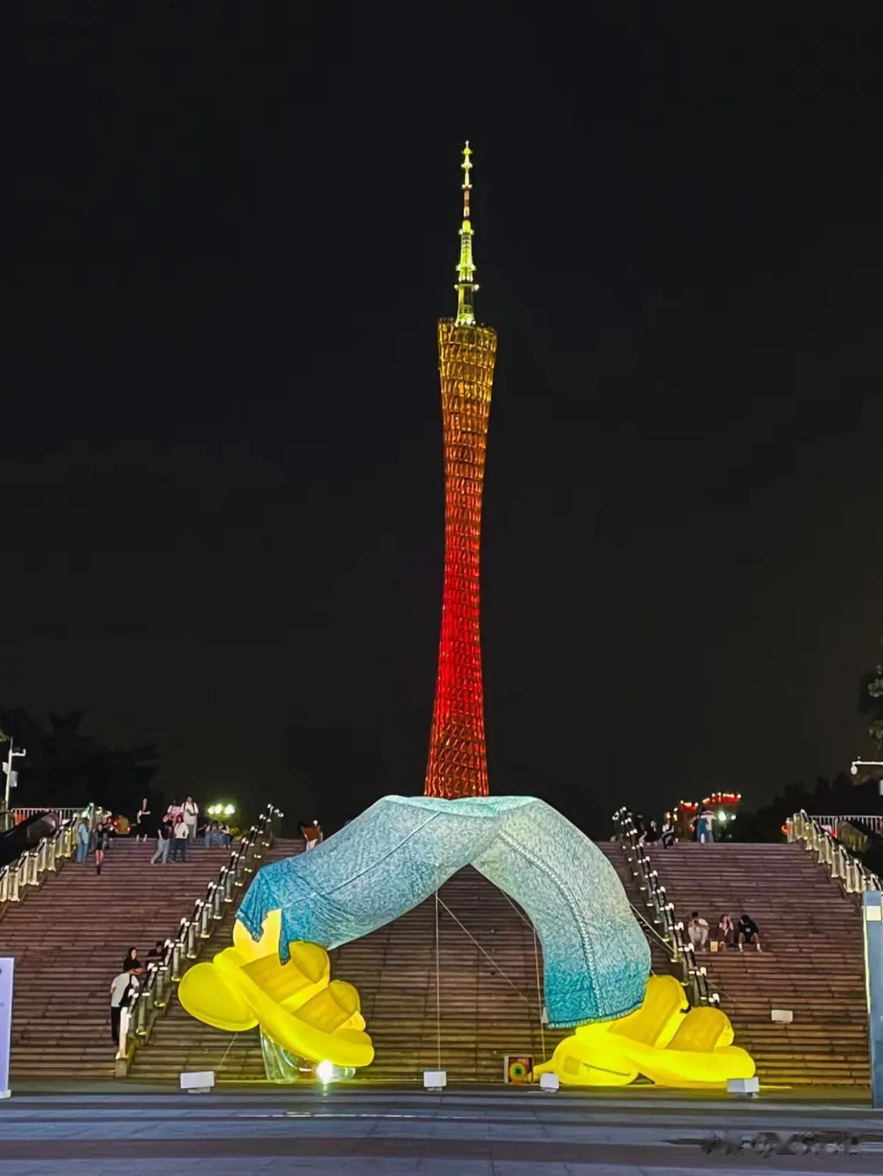 广州塔：妹，跟哥今晚连夜逃离广州吧……
塔哥说：
“不得行！好不容易长腿了，
我