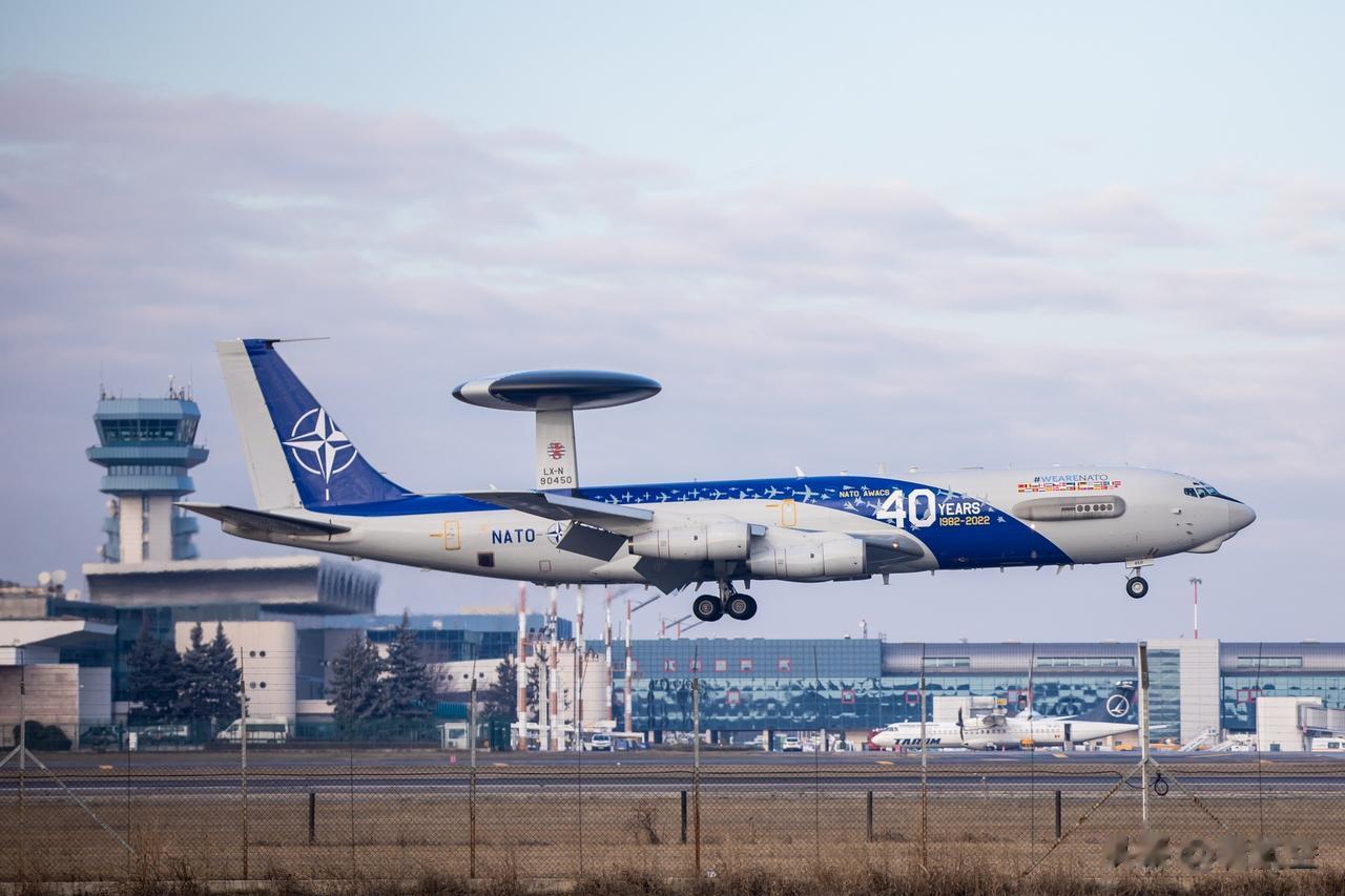 组图：E-3A预警机降落布加勒斯特增强北约军事力量