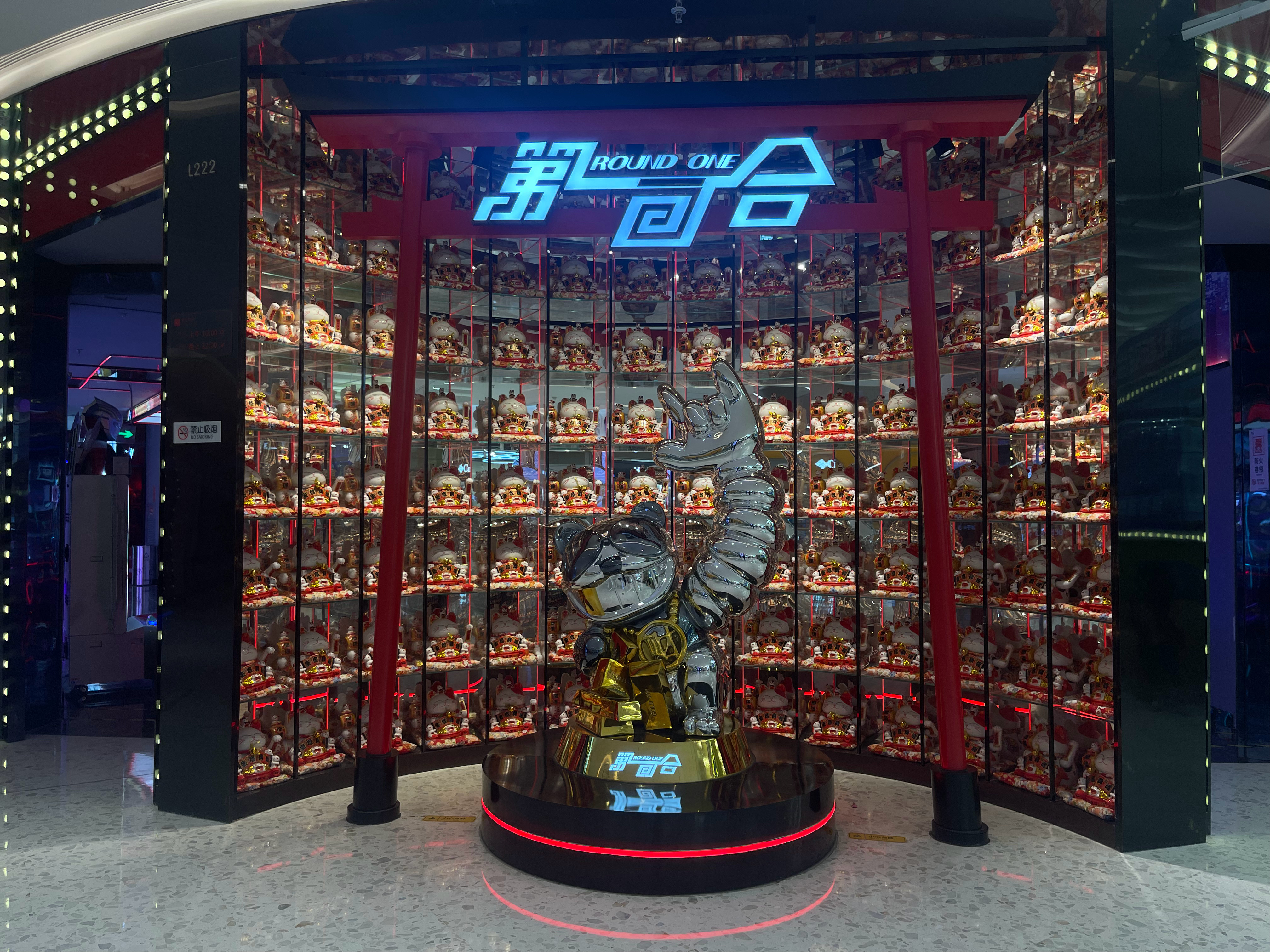 这个财神猫创意挺好的~但是干嘛搞个像靖国神社的红拱门？  ​​​