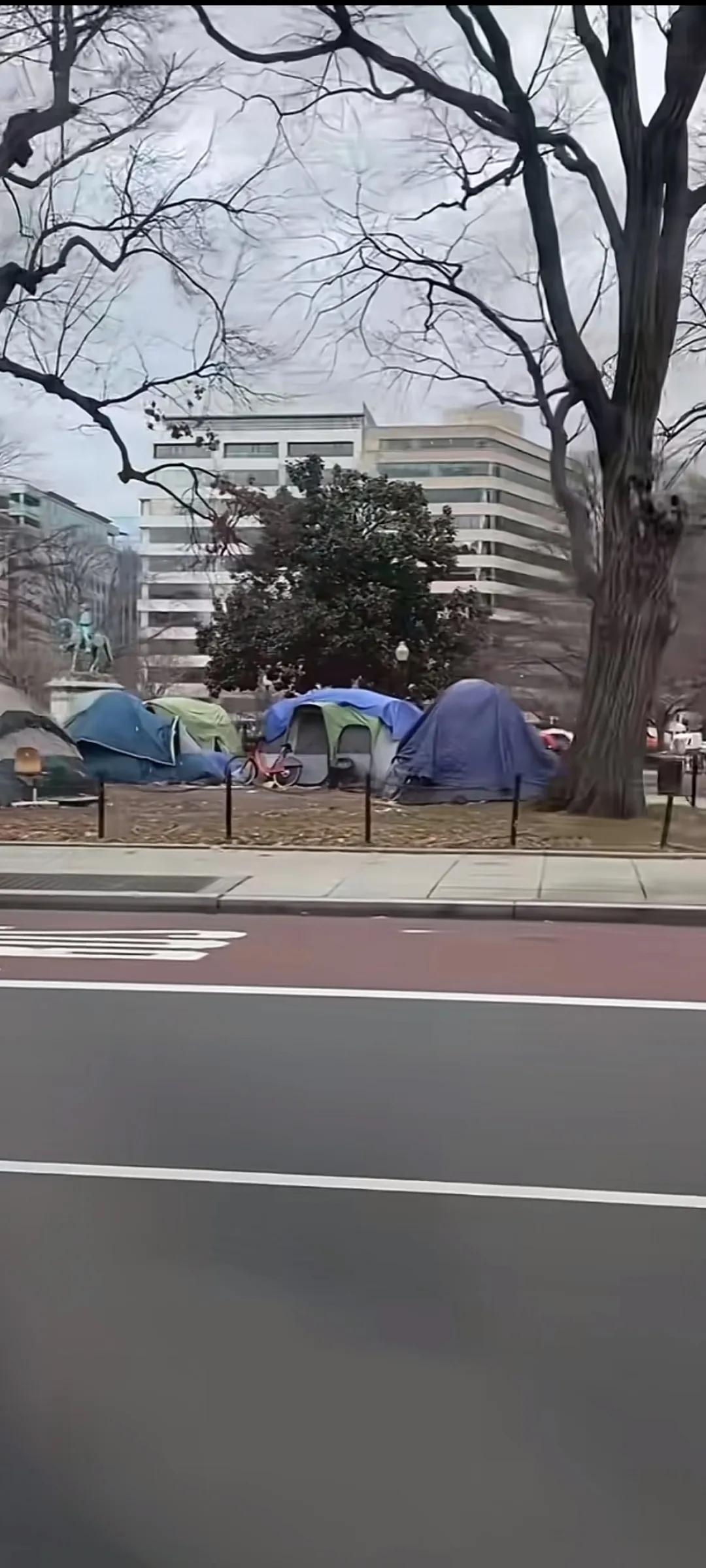 距离美国白宫不远的华盛顿街心公园已经是流浪汉的家园，大批流浪汉选择在这里安营扎寨