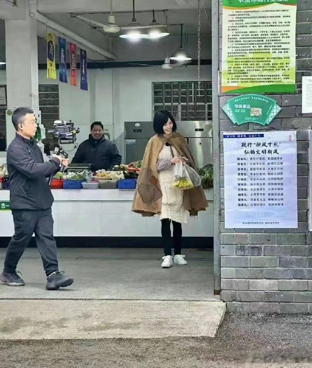 唐嫣菜场买菜没包袱！穿斗篷披肩剪短发拎果蔬认不出，形象变化大！
 
唐嫣新综艺路