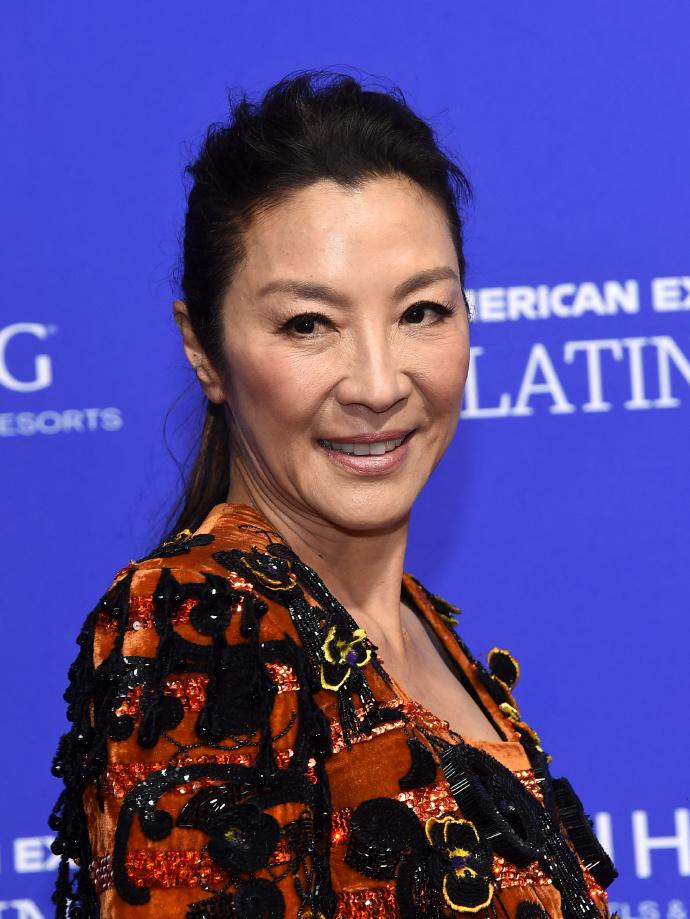 杨紫琼抱“一床被子”走红毯吗？