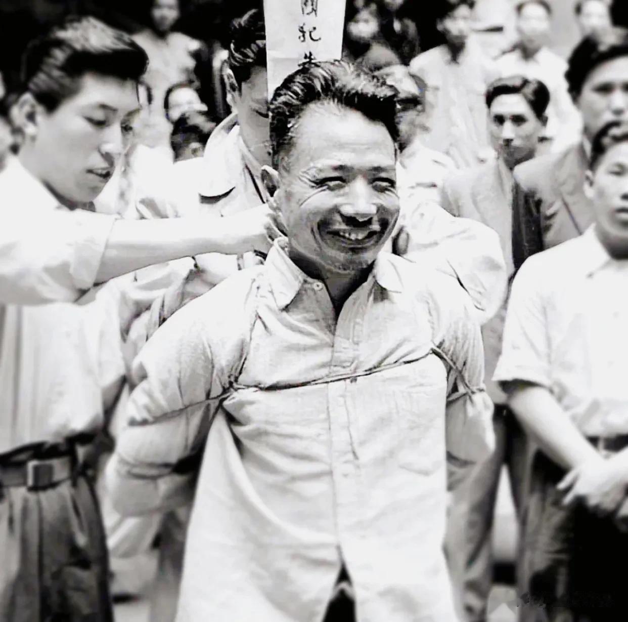 一个“大汉奸”却坦然微笑面对死亡，令人不解！
解放前夕的1949年，“大汉奸”朱
